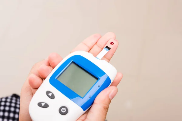 Gros Plan Mains Femme Mesurant Taux Glucose Test Vérifier Avec — Photo