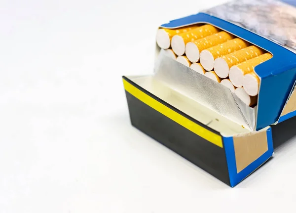Eine Gruppe Zigaretten Einer Offenen Blauen Schachtel Isoliert Auf Weißem — Stockfoto