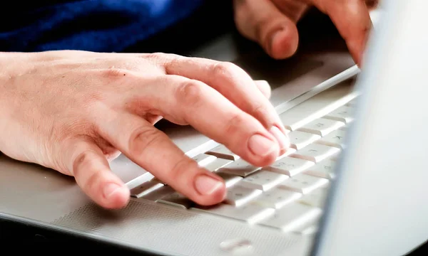 Νεαρή Λευκή Γυναίκα Δακτυλογραφεί Στο Πληκτρολόγιο Του Φορητού Υπολογιστή Δουλεύοντας — Φωτογραφία Αρχείου