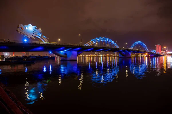 Yılın Kalabalık Eyaletinin Başkentinin Gece Manzarası — Stok fotoğraf