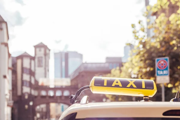 Taxi Auto Con Cartello Giallo Sul Tetto Nelle Strade Della — Foto Stock