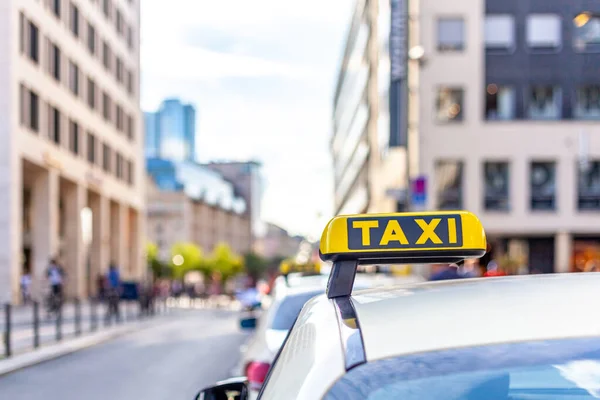 Taxiwagen Mit Gelbem Schild Auf Dem Dach Den Straßen Der — Stockfoto