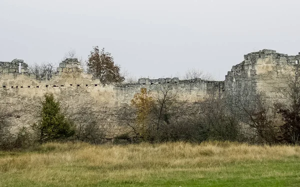 Una Vecchia Casa Calcarea Una Scogliera Sul Bordo Una Scogliera — Foto Stock