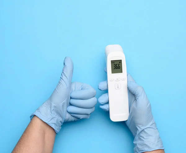 Twee Handen Blauwe Latex Handschoenen Houden Een Elektronische Thermometer Temperatuur — Stockfoto