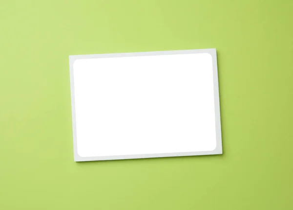 空的白色框架在一个绿色的背景 复制空间 — 图库照片