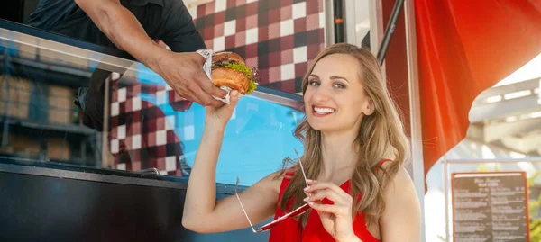 Schöne Frau Bekommt Einen Burger Zum Mitnehmen Vom Koch Foodtruck — Stockfoto