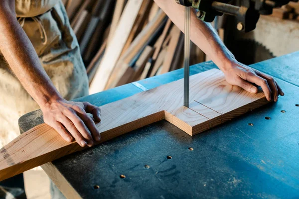 Close Carpinteiro Usando Serra Fita Para Cortar Pedaço Madeira — Fotografia de Stock