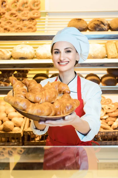 Портрет Пекаря Фартуке Стоящего Пекарне — стоковое фото