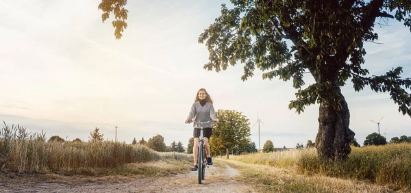 Frau Auf Dem Fahrrad Hat Spaß Ländlicher Landschaft Bei Sonnenuntergang — Stockfoto