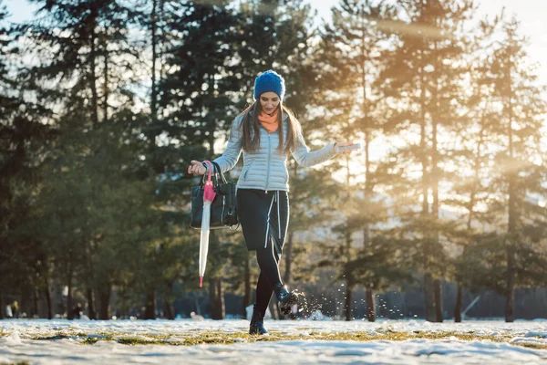 Νεαρή Γυναίκα Snowboard Στο Πάρκο Χειμώνα — Φωτογραφία Αρχείου