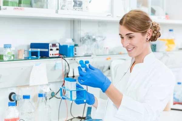 Kvinnlig Forskare Som Arbetar Med Ett Glas Vatten Laboratoriet — Stockfoto