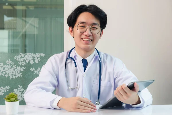 Feliz Asiático Jovem Médico Bonito Homem Sorriso Trabalho Partir Casa — Fotografia de Stock