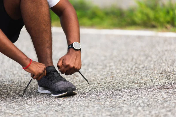 Cerca Corredor Deportivo Asiático Hombre Negro Desgaste Reloj Sentado Que — Foto de Stock