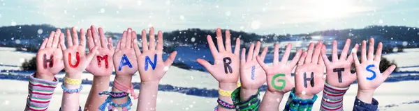 Kinderen Handen Bouwen Kleurrijk Engels Woord Mensenrechten Snowy Winter Achtergrond — Stockfoto