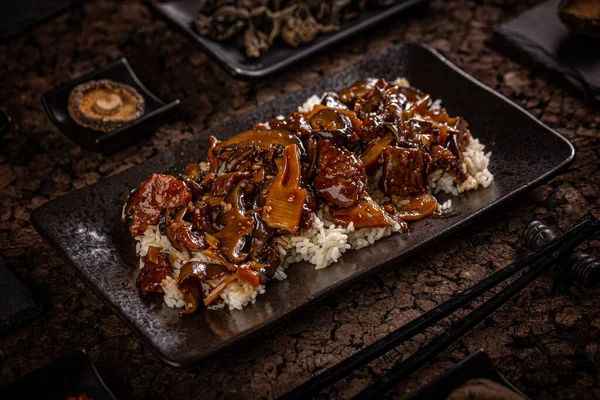 Daging Sapi Dengan Campuran Sayuran Dalam Saus Cokelat Pedas Disajikan — Stok Foto