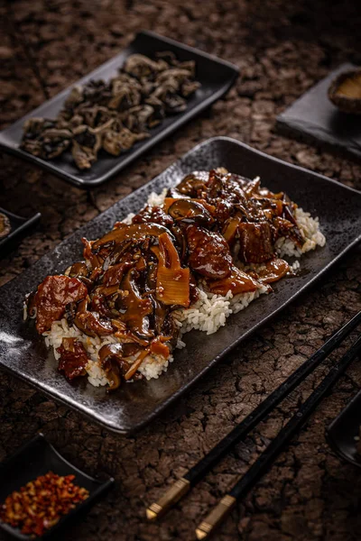 中華料理のアイデア 辛い茶色のソースで竹と椎茸の牛肉 — ストック写真