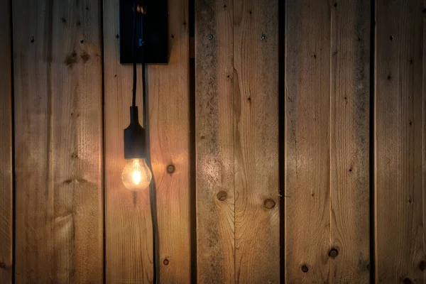 Світлова Лампочка Звисає Біля Текстури Дерев Яного Панорамного Фону Стіни — стокове фото