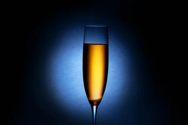 Verre Champagne Avec Réflexion Sur Fond Noir — Photo