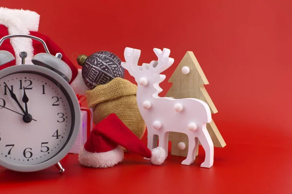 Año Nuevo Escena Navidad Sobre Fondo Rojo Festivo Con Reloj — Foto de Stock