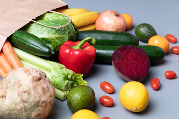 Τσάντα Υγιεινά Λαχανικά Γκρι Φόντο Χώρο Αντιγραφής Έννοια Ηλεκτρονικού Καταστήματος — Φωτογραφία Αρχείου