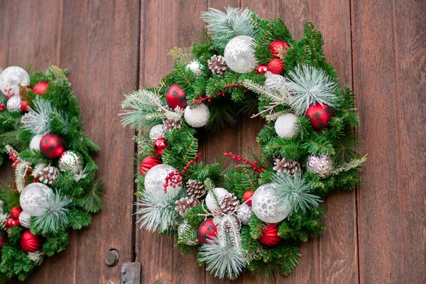 Corona Navidad Con Ramas Abeto Conos Sobre Fondo Madera — Foto de Stock