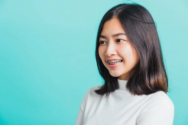 Jovem Bela Mulher Asiática Sorrindo Com Braços Cruzados Retrato Positivo — Fotografia de Stock