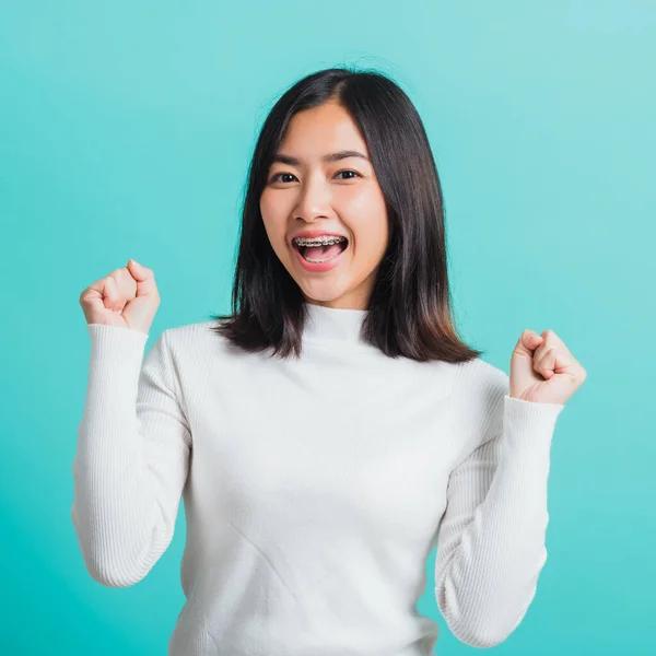 Jovem Bela Mulher Asiática Alegre Surpreso Surpreso Com Sucesso Com — Fotografia de Stock