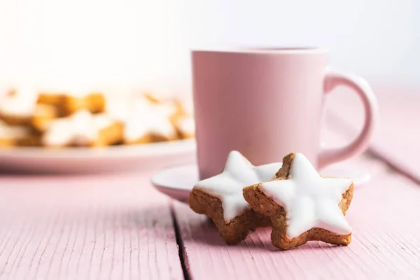 Stelle Pan Zenzero Ghiacciate Biscotti Natale Tradizionali Tazza Caffè Sul — Foto Stock