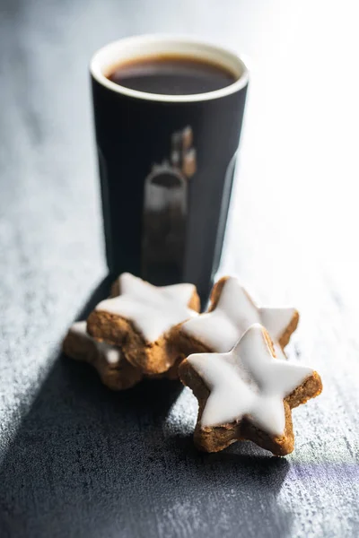 Stelle Pan Zenzero Ghiacciate Tazza Caffè Biscotti Natale Tradizionali Tavola — Foto Stock