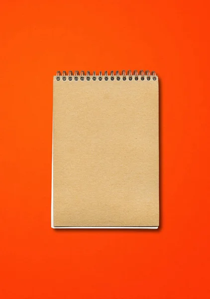 Mockup Notebook Chiuso Spirale Copertina Carta Marrone Isolato Sfondo Rosso — Foto Stock