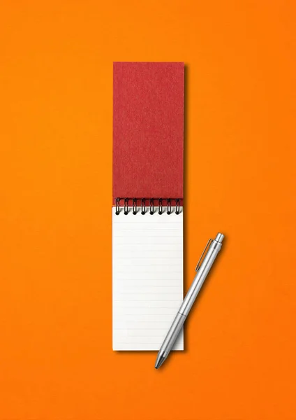 Prázdný Otevřený Spirálový Zápisník Pero Izolované Oranžové — Stock fotografie