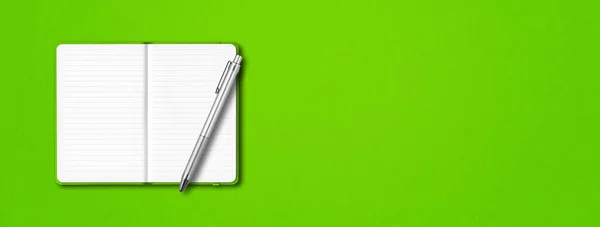 绿色开放的内衬笔记本电脑模型与笔隔离的彩色背景 横向横幅 — 图库照片
