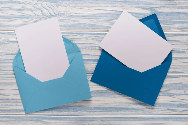 Leere Weihnachtskarte Umschläge Mit Briefschablone Auf Blauem Holzgrund Mockup Für — Stockfoto