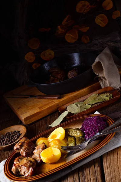 Gebakken Aardappelen Met Champignons Specerijen Een Houten Ondergrond — Stockfoto