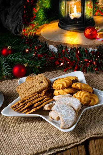Verschiedene Arten Von Keksen Mit Rustikalem Weihnachtsschmuck — Stockfoto