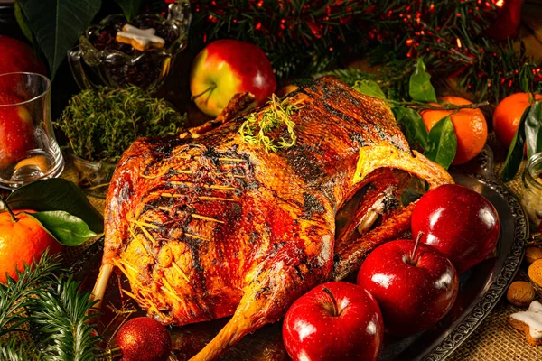 Gebackenes Huhn Mit Gemüse Und Obst Auf Einem Holztisch — Stockfoto