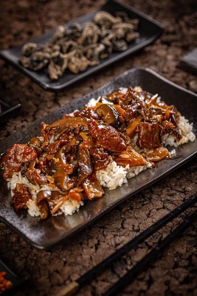 Nourriture Chinoise Traditionnelle Bœuf Bambou Shiitake Sauce Brune Épicée — Photo