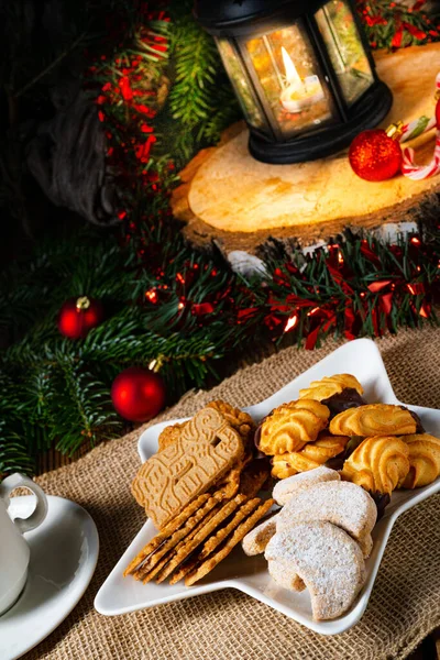 Verschiedene Arten Von Keksen Mit Rustikalem Weihnachtsschmuck — Stockfoto