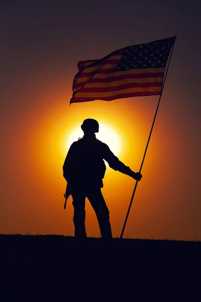 米国陸軍歩兵兵士 米国海兵隊戦闘機のシルエットは 米国の国旗を振って日没の地平線に立っている 兵士の英雄主義と戦いでの勝利 倒れた英雄の名誉 — ストック写真