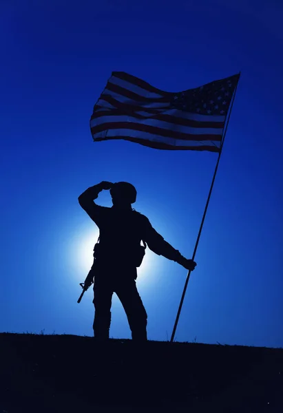 アメリカ軍兵士のシルエット 海兵隊のライフル銃手は 月のバックライトと夜空の背景に風の国旗に手を振って保持します 英雄主義と愛国心軍の名誉概念 — ストック写真