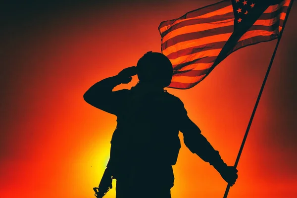 军队士兵的轮廓 武装服役步枪 举着美国国旗 在日落或黎明天空的背景下致敬 军事上的尊重和荣誉 爱国主义老兵和英雄纪念 — 图库照片