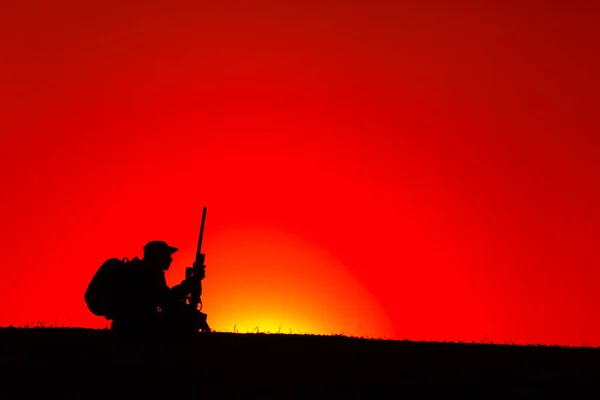 Силуэт Армейского Снайпера Солдата Спецназа Профессионального Наемника Охотника Шляпе Бонни — стоковое фото