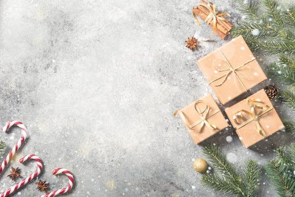 Kerst Achtergrond Kerstcompositie Met Sparren Takken Geschenken Snoep Kaneel Een — Stockfoto