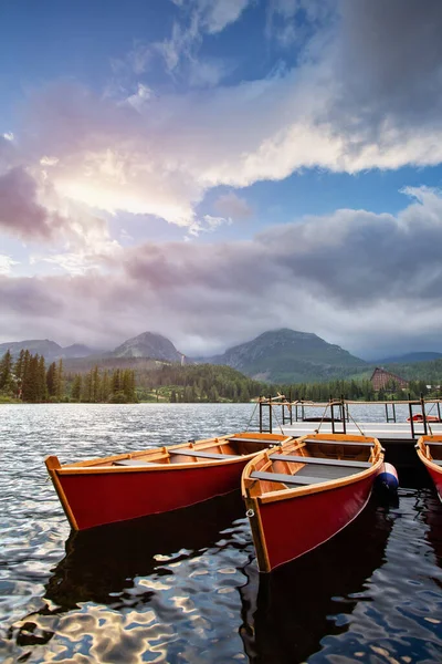 Czerwone Łodzie Nad Jeziorem Strbske Pleso Tatry Wysokie Tatry Park — Zdjęcie stockowe