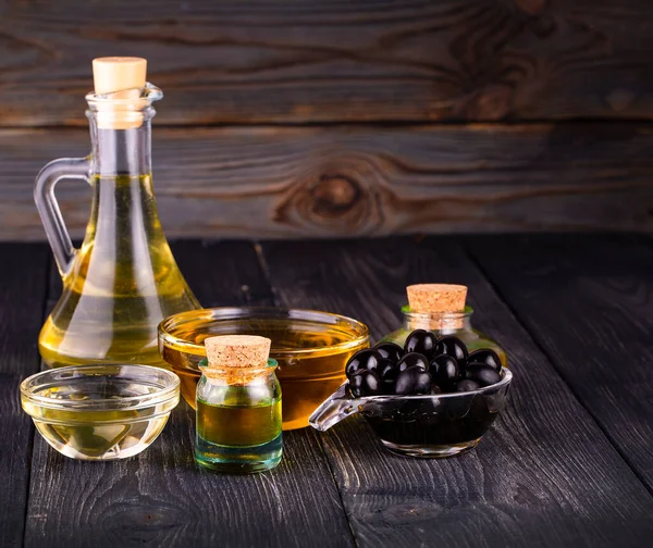 橄榄油和橄榄木制背景 — 图库照片