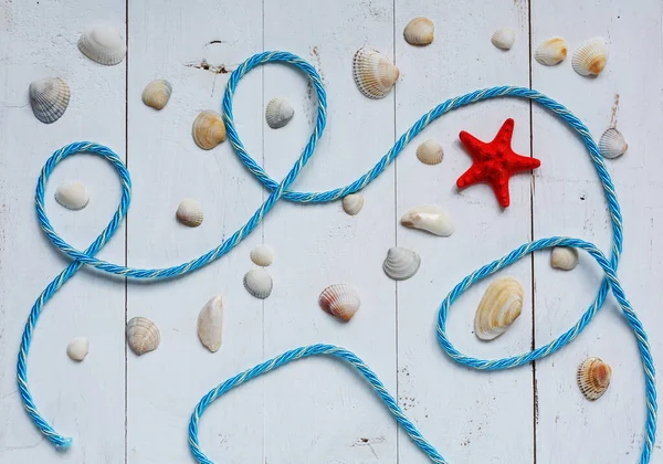 Červená Hvězdice Mušle Modré Mořské Lano Tyrkysovém Dřevěném Pozadí Horní — Stock fotografie