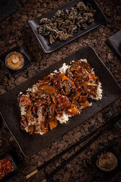 Tranches Boeuf Dans Une Sauce Brune Épicée Bambou Shiitake Servi — Photo