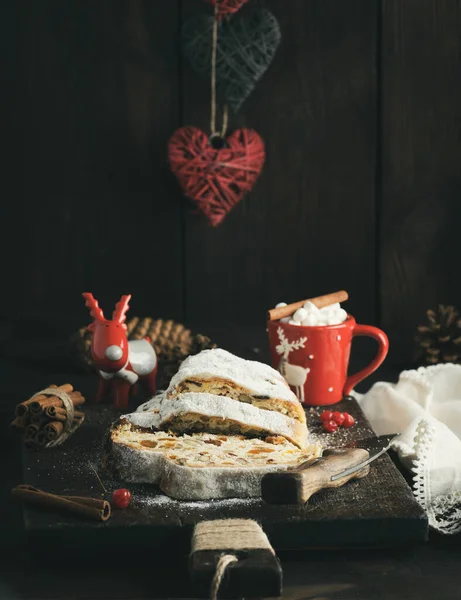 Tranche Gâteau Européen Traditionnel Entouré Noix Fruits Confits Saupoudrés Sucre — Photo