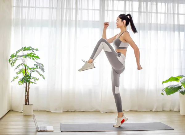 운동복을 컴퓨터로 운동을 여자가 온라인 비디오를 — 스톡 사진