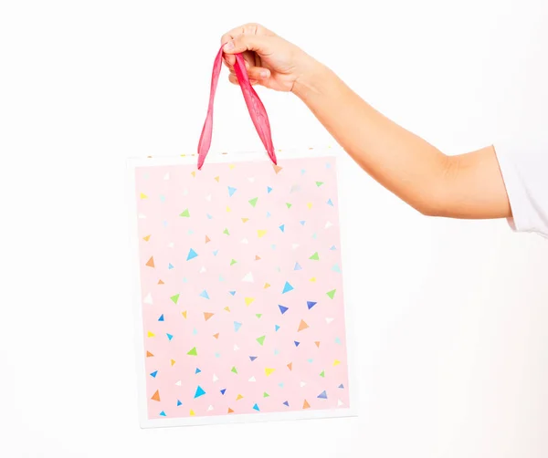 Primo Piano Donne Mano Tenendo Colorato Rosa Shopping Bag Studio — Foto Stock